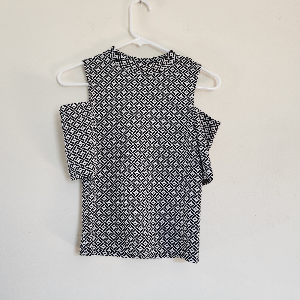 Aqua Casual Cold Shoulder Black/White Geometric Print Top size Small NWT